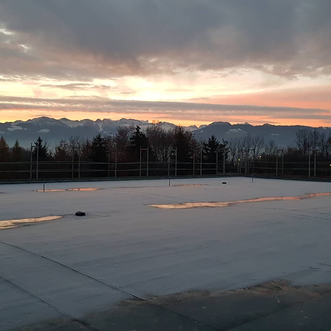 Flachdach im Abendlicht mit Blick auf die Berge